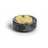 Geel hars in een grijze steenbuidel voor islamitische producten Copal 100 gram